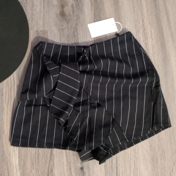 Lovers & Friends Bardot Pinstripe Skort XXS NWT - Picture 3 of 9